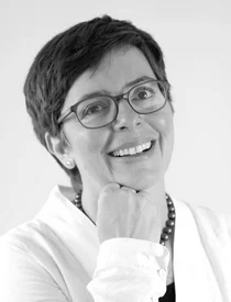 Portraitbild Dr. Julia Schmaderer